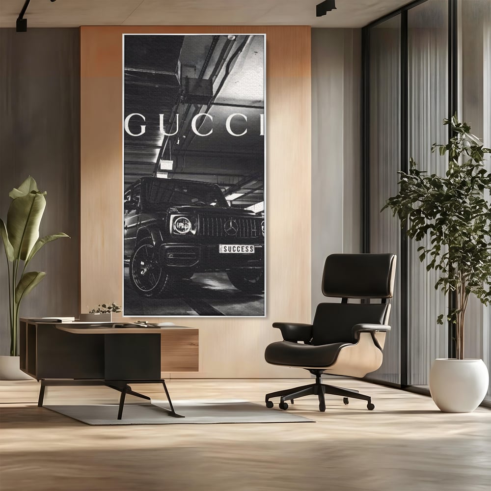 Tablou canvas cu tablou canvas cu masina si text, in rama de aluminiu argintiu, pe perete intr-un birou